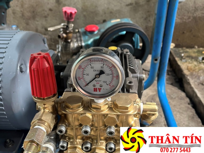 cần sửa máy bơm rửa xe rò rỉ nước ở đầu bơm